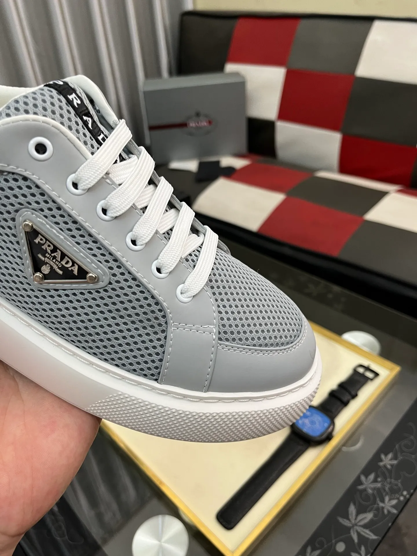 Men's men's shoes💰580⌚️⌚️Prada Prada early spring new model, top original quality, Prada casual sports shoes, made of imported solid color patent leather, spliced mesh cowhide upper, three-dimensional geometric segmentation, multi-color splicing, fashionable and generous, soft, comfortable and breathable. The tongue is decorated with classic letter logo, with fabric lining, cowhide foot pads, matched with P family's exclusive rubber outsole, upper material, breathable knitted fabric imported from Italy The delicate texture is super high-end! Fetal cowhide lining, super soft and comfortable, original molded outsole Size: 38-446️⃣ colors available
